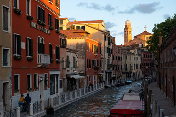 Fototapeta na wymiar Canal del Fondamenta dei Tolentini y la torre de la iglesia di San Nicola da Tolentini en la ciudad italiana de Venecia.