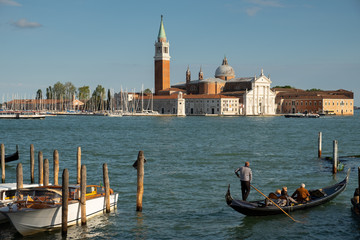 G&oacute;ndola saliendo a la laguna de Venecia con vistas a la bas&iacute;lica Di San Giorgo Maggiore.