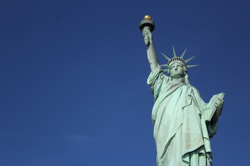 Statue de la liberté sous un ciel bleu