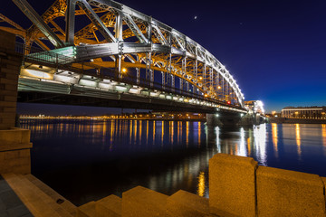 Obraz premium Bolsheokhtinsky bridge over the Neva river in Saint Petersburg at night