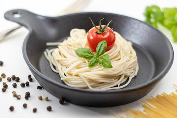 spaghetti with tomato and basil
