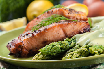 Baked salmon with asparagus and hollandaise sauce