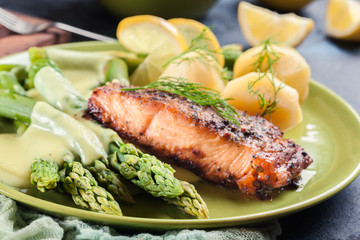 Baked salmon with asparagus and hollandaise sauce
