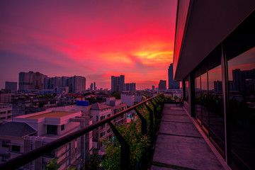 Obraz premium The high angle background of the city view with the secret light of the evening, blurring of night lights, showing the distribution of condominiums, dense homes in the capital community