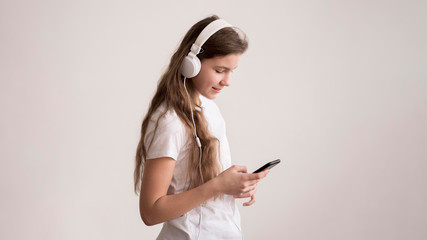 Fototapeta premium Side view girl with headphones