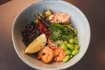 salad with shrimps poke bolw