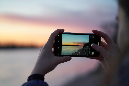 Taking landscape photo on smartphone