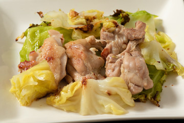 鶏とキャベツの塩蒸し焼き