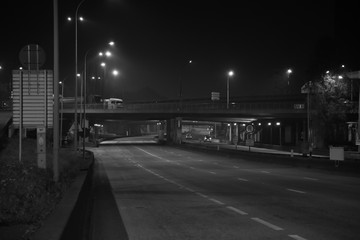 nuit route ville trafic 