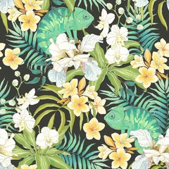 Nahtloses Muster mit Blumen Plumeria, Orchidee, Fleur de Lis, Blättern und grünem Chamäleon. Vektorillustration im Vintage-Stil auf dunklem Hintergrund. © Nikole
