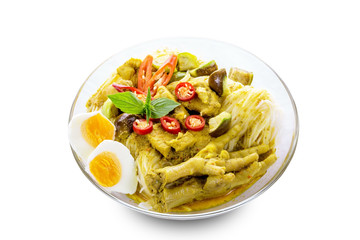 Green curry chicken with rice noodles