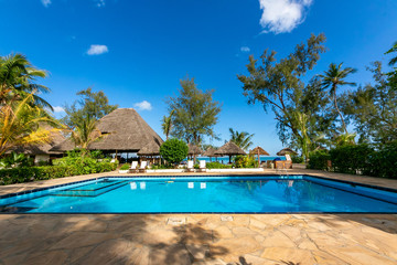タンザニア・ザンジバル島のリゾートホテル、ミチャンビ・サンセットのプールと青空
