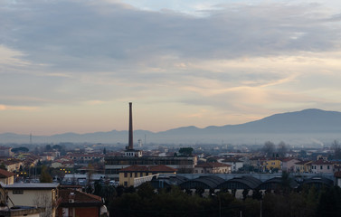 Obraz premium A cold day landscape view over city industrial area 