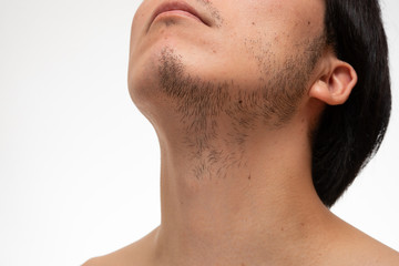 顔半分だけ髭を剃ったイメージ