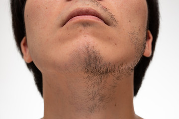 Obraz premium 顔半分だけ髭を剃ったイメージ