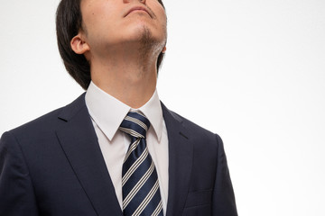 顔半分だけ髭を剃ったイメージ