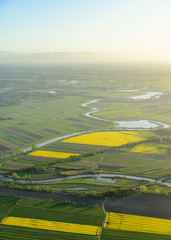 Luftbild von Fluss Lauf mit Rapsfeldern und Wiesen zum Ackerbau