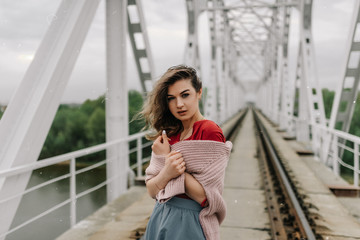 Obraz premium Girl bridge