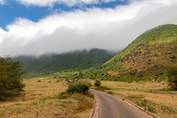 タンザニア・ンゴロンゴロの山と雲間から見える空
