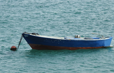 Naklejka na ściany i meble Boot in Hafennähe im Atlantik