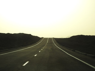 Straße auf Lanzarote an einem Sommertag