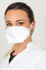 Jeune femme portant un masque ffp2 pour se proteger des virus sur fond blanc
