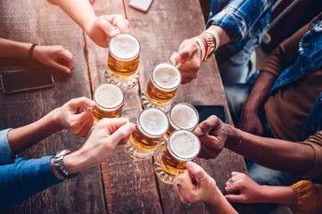 Abwaschbare Fototapete Kneipe Gruppe von Menschen, die ein Bier in der Brauereikneipe genießen und anstoßen - Freundschaftskonzept mit jungen Leuten, die zusammen Spaß haben
