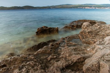 Fototapeta na wymiar Skalista plaża Chorwacji