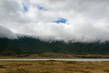 タンザニア・ンゴロンゴロを囲む山と雲の隙間から見える青空