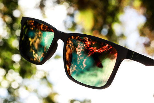 el hombre con gafas de sol negras está en la piscina en sus vacaciones  15299338 Foto de stock en Vecteezy