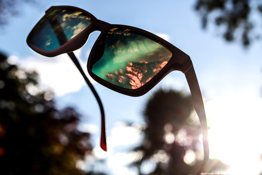 gafas de sol en cielo solo