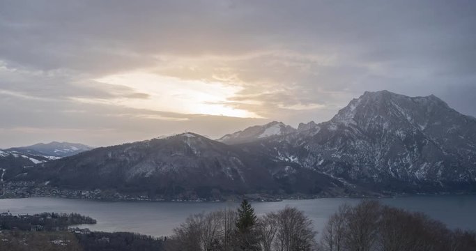 Sonnenaufgang am Gmundnerberg &uuml;ber dem Traunstein und Traunsee Zeitraffer im Winter