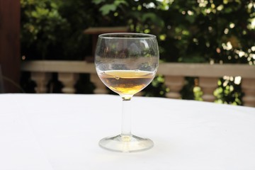 Pastis sans eau dans un verre transparent sur une nappe blanche - Département du Rhône - France