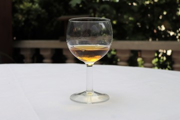 Pastis sans eau dans un verre transparent sur une nappe blanche - Département du Rhône - France