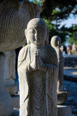 Estatua budista en mármol