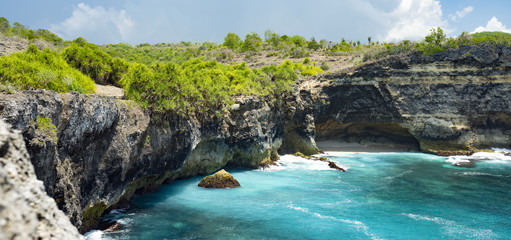 Naklejka na ściany i meble (Selective focus) Stunning view of a rocky cliff bathed by a turquoise sea, Broken Beach, Nusa Penida. Nusa Penida is an island southeast of Bali, Indonesia.