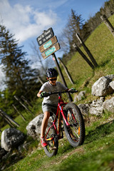 Enfant en VTT sur le chemin du pont de l'amour dans le Vercors