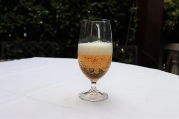Verre de bière blonde sur une nappe blanche - Département du Rhône - France