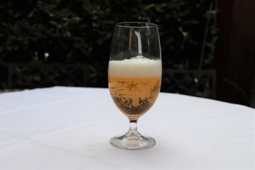 Verre de bière blonde sur une nappe blanche - Département du Rhône - France