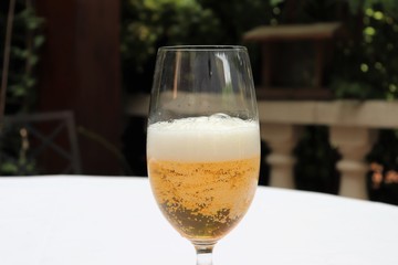 Verre de bière blonde sur une nappe blanche - Département du Rhône - France