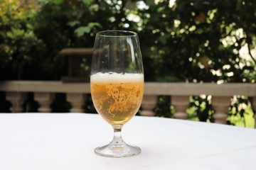 Verre de bière blonde sur une nappe blanche - Département du Rhône - France