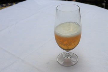 Verre de bière blonde sur une nappe blanche - Département du Rhône - France