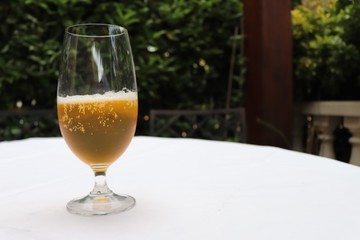 Verre de bière blonde sur une nappe blanche - Département du Rhône - France