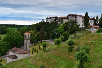 Fototapeta premium Bedrohliche Landschaft in Norditalien