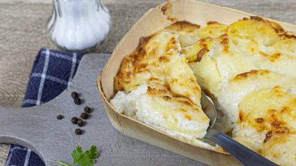 plat de gratin dauphinois sur une table