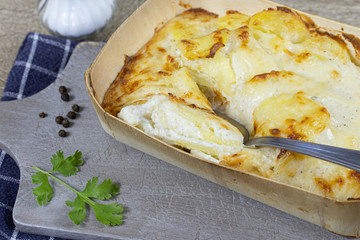 plat de gratin dauphinois sur une table