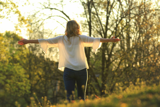 Blonde Frau bei Yoga&uuml;bung im Park von hinten