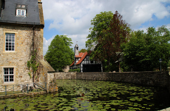 Eine Burg mit einer Kirche