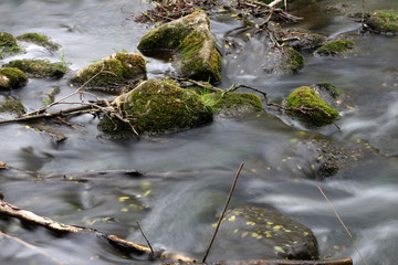 Ein Fluss mit Steinen