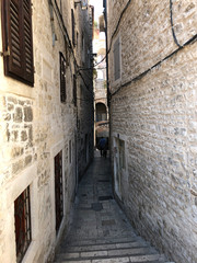 Obraz premium Narrow Stone Wall Hallways in Croatia 